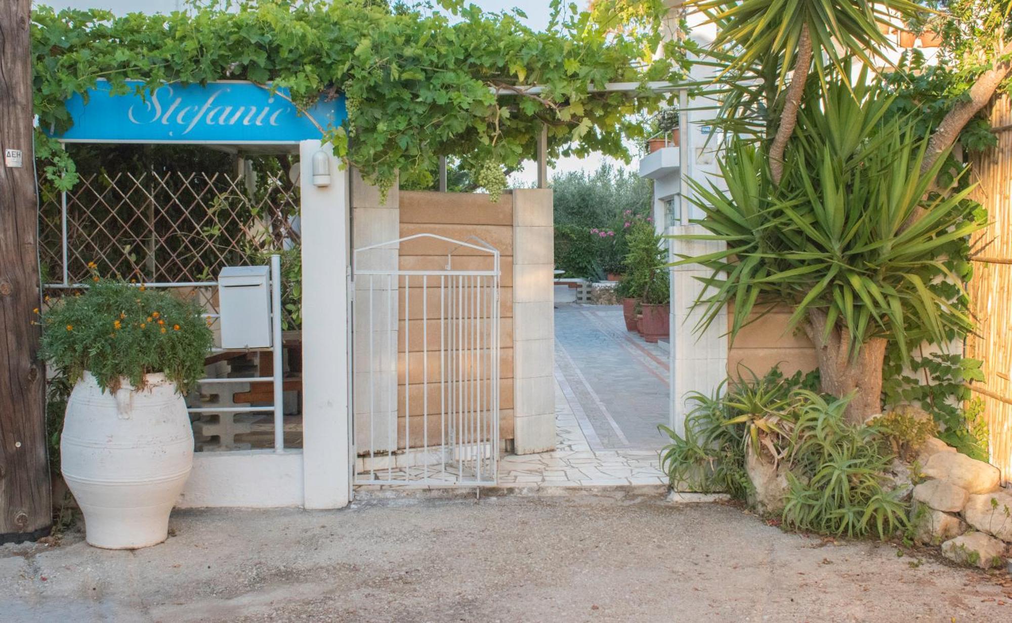 Stefanie Studios Agia Marina  Luaran gambar